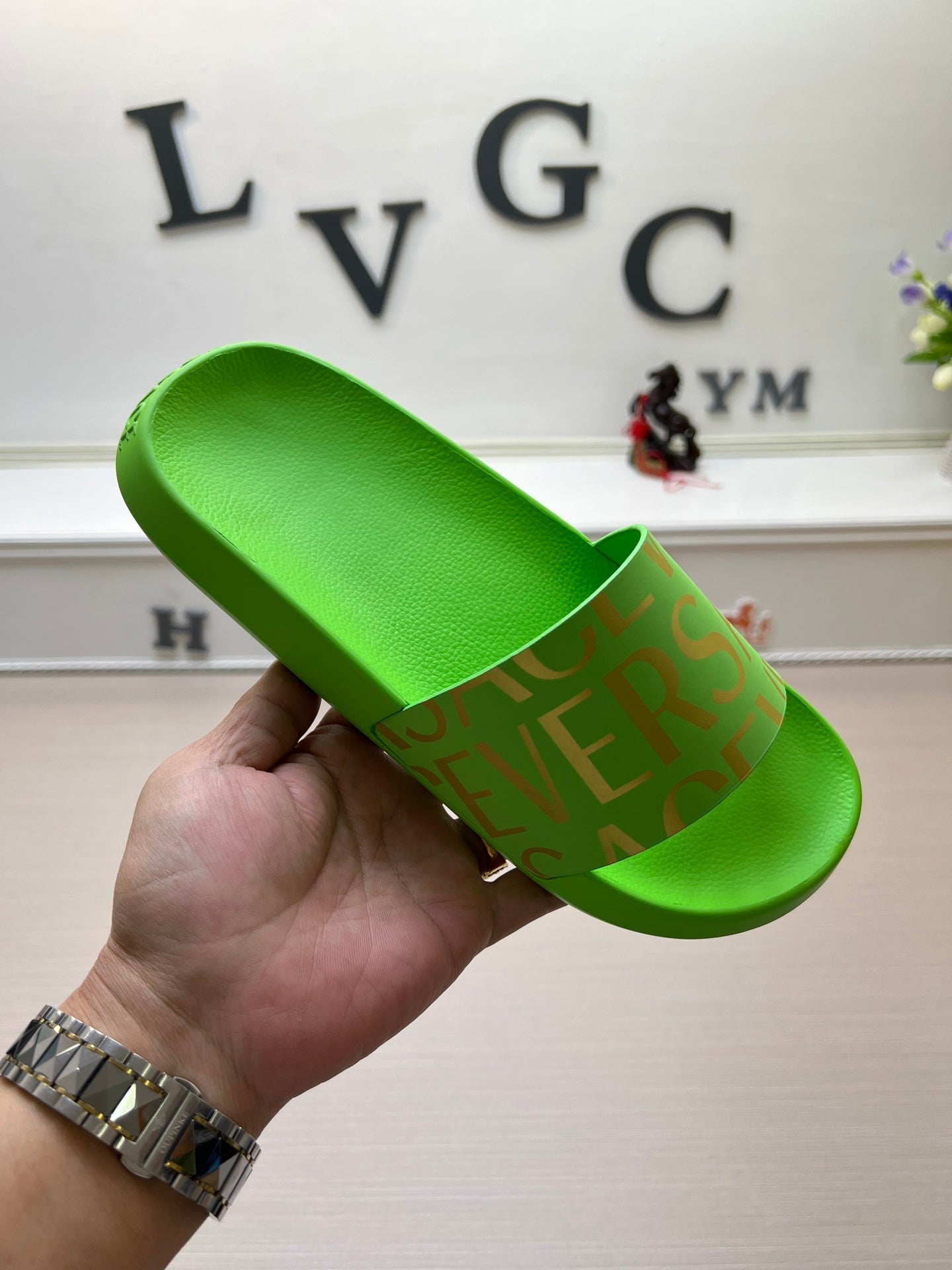 54V108ZDE Stylish slippers