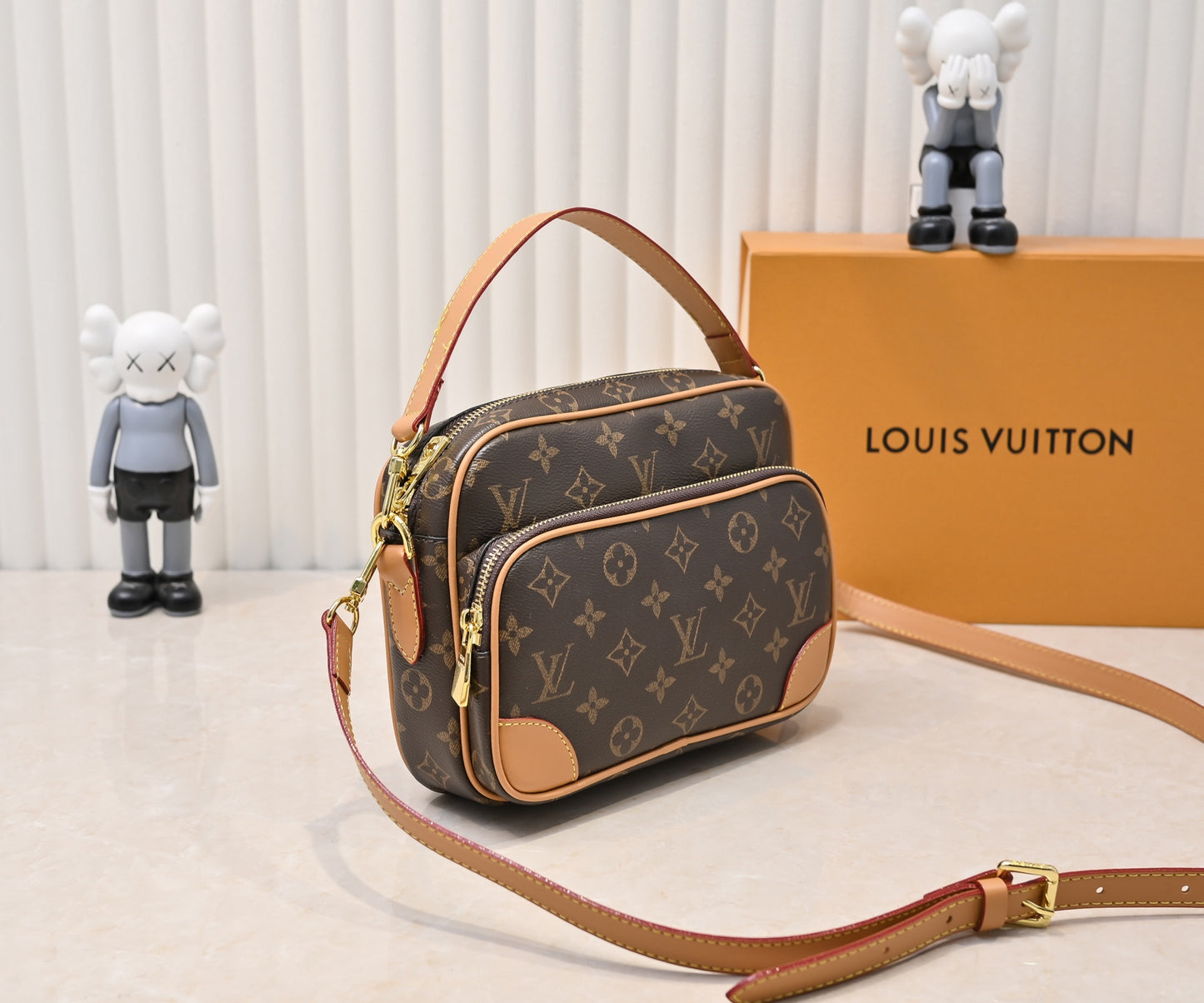 2WE7BDE Stylish leather bag