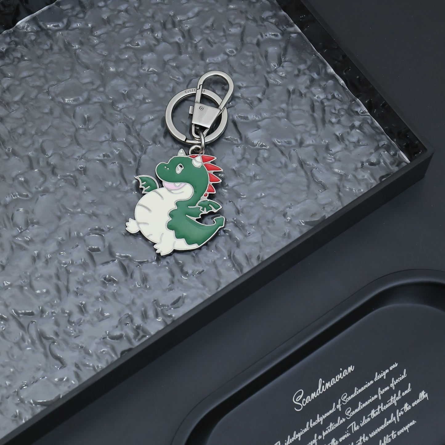 14B19ADE Stylish key closure