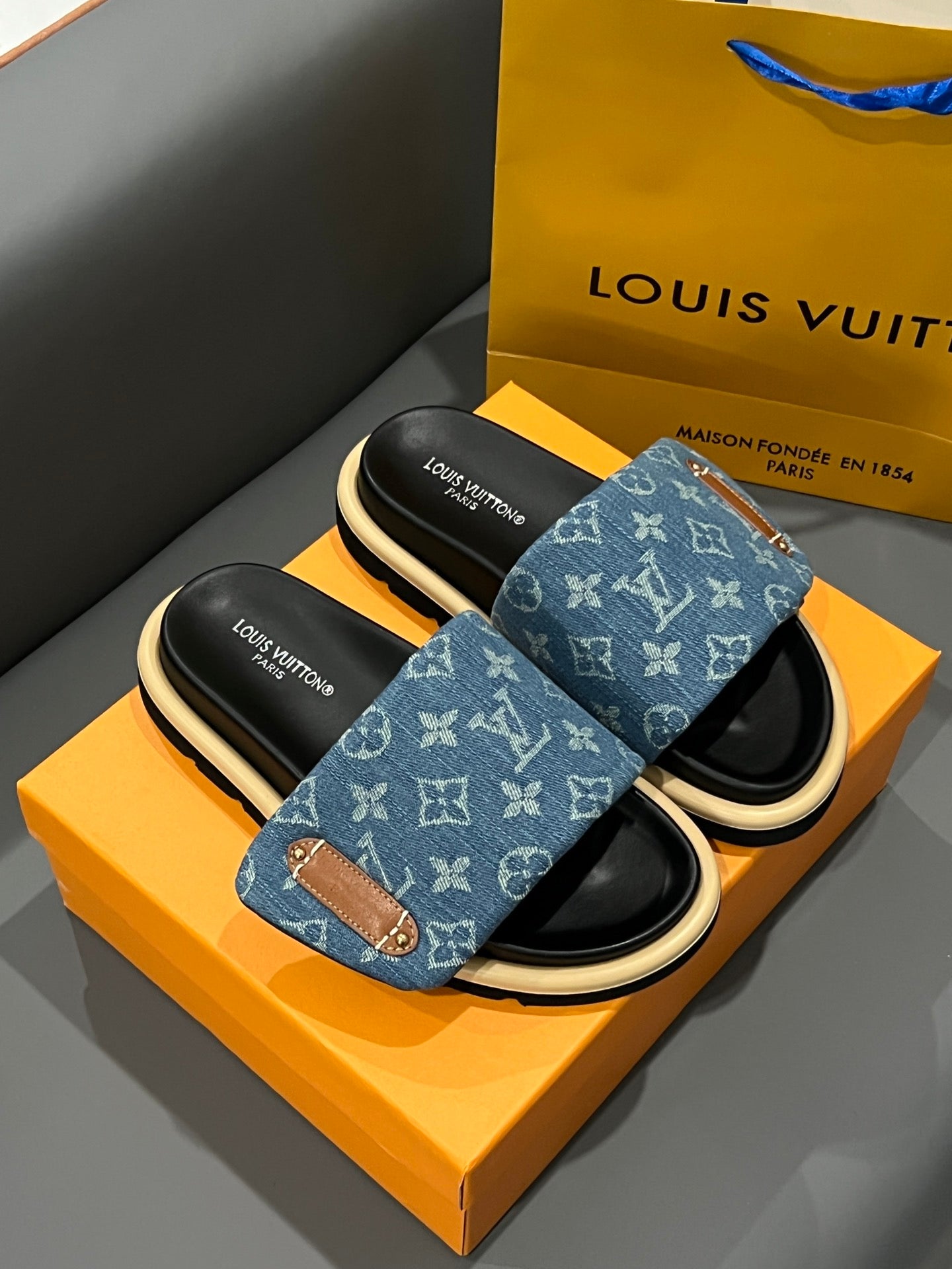 14E73ZDE Stylish Slippers