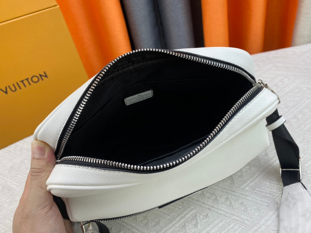 2XE261BDE Stylish leather bag 