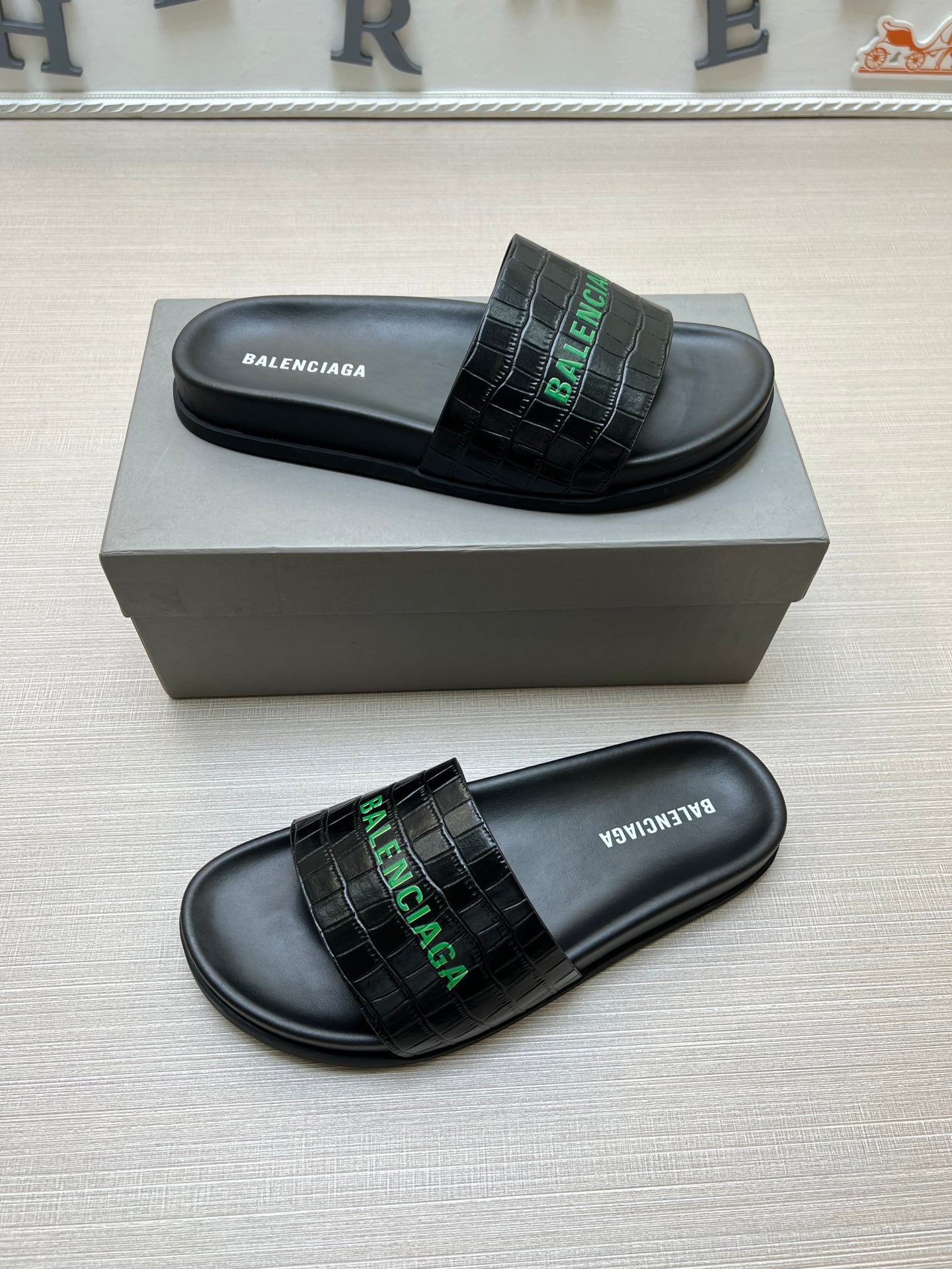 54J99ZDE Stylish slippers