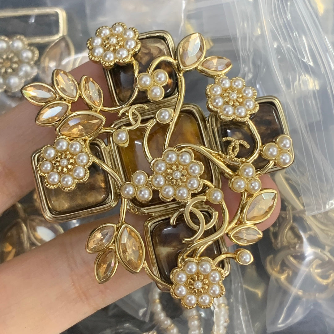 84C55XDE Stylish Brooch