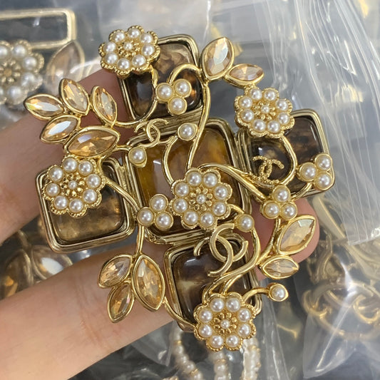 84C55XDE Stylish Brooch