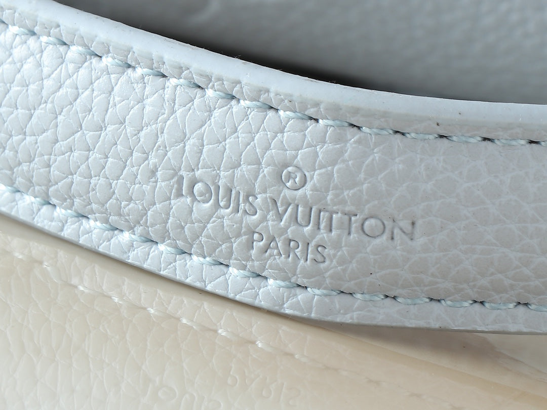 15XE3BDE Stylish leather bag