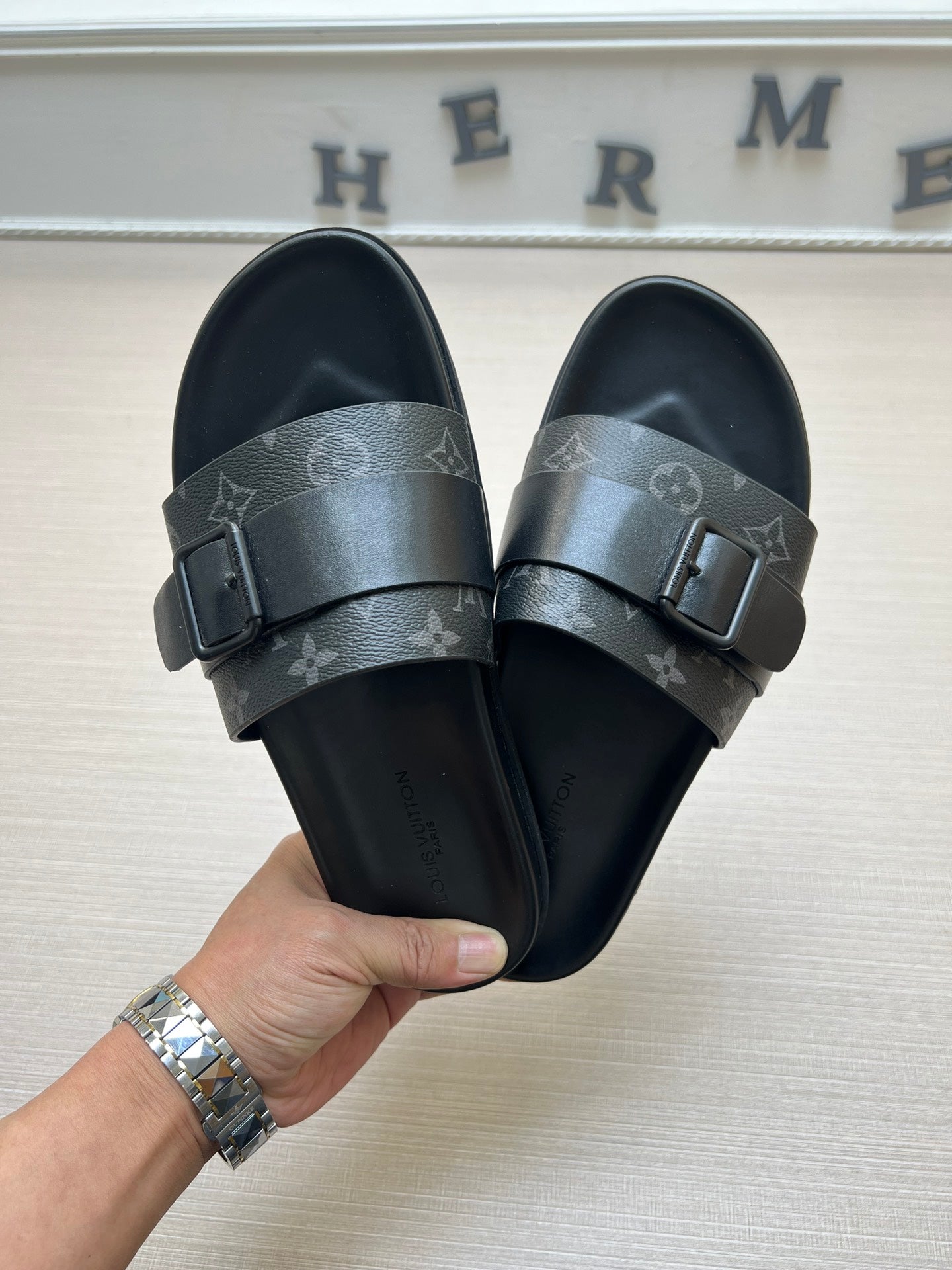 54E111ZDE Stylish slippers