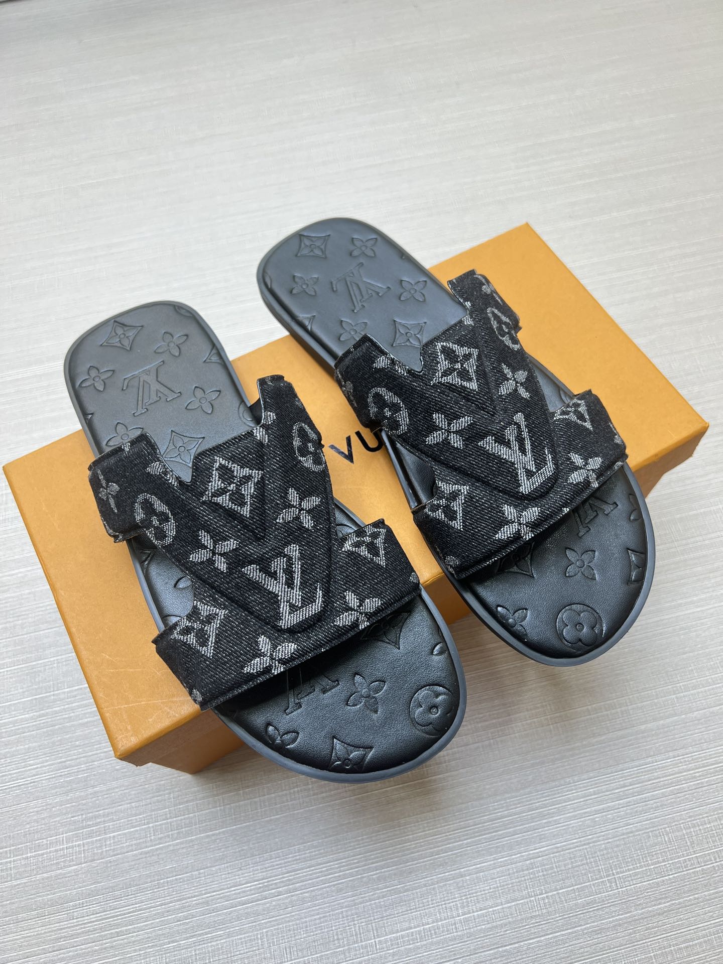 54E28ZDE Stylish slippers