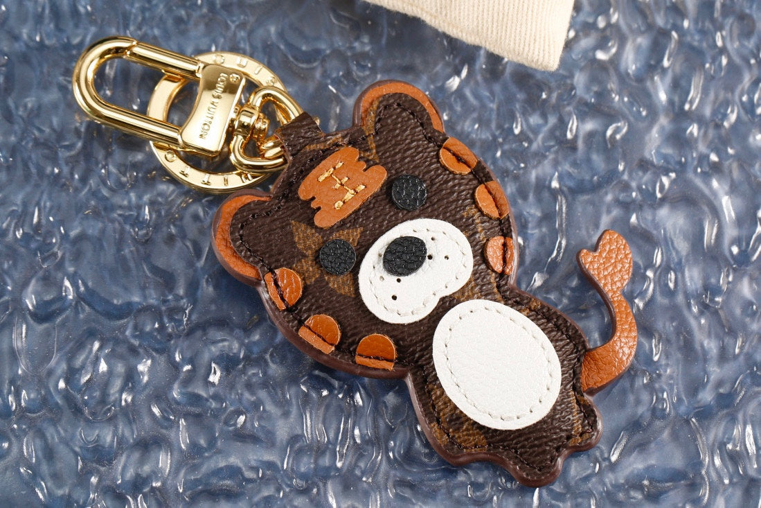 3RE14ADE Stylish key closure
