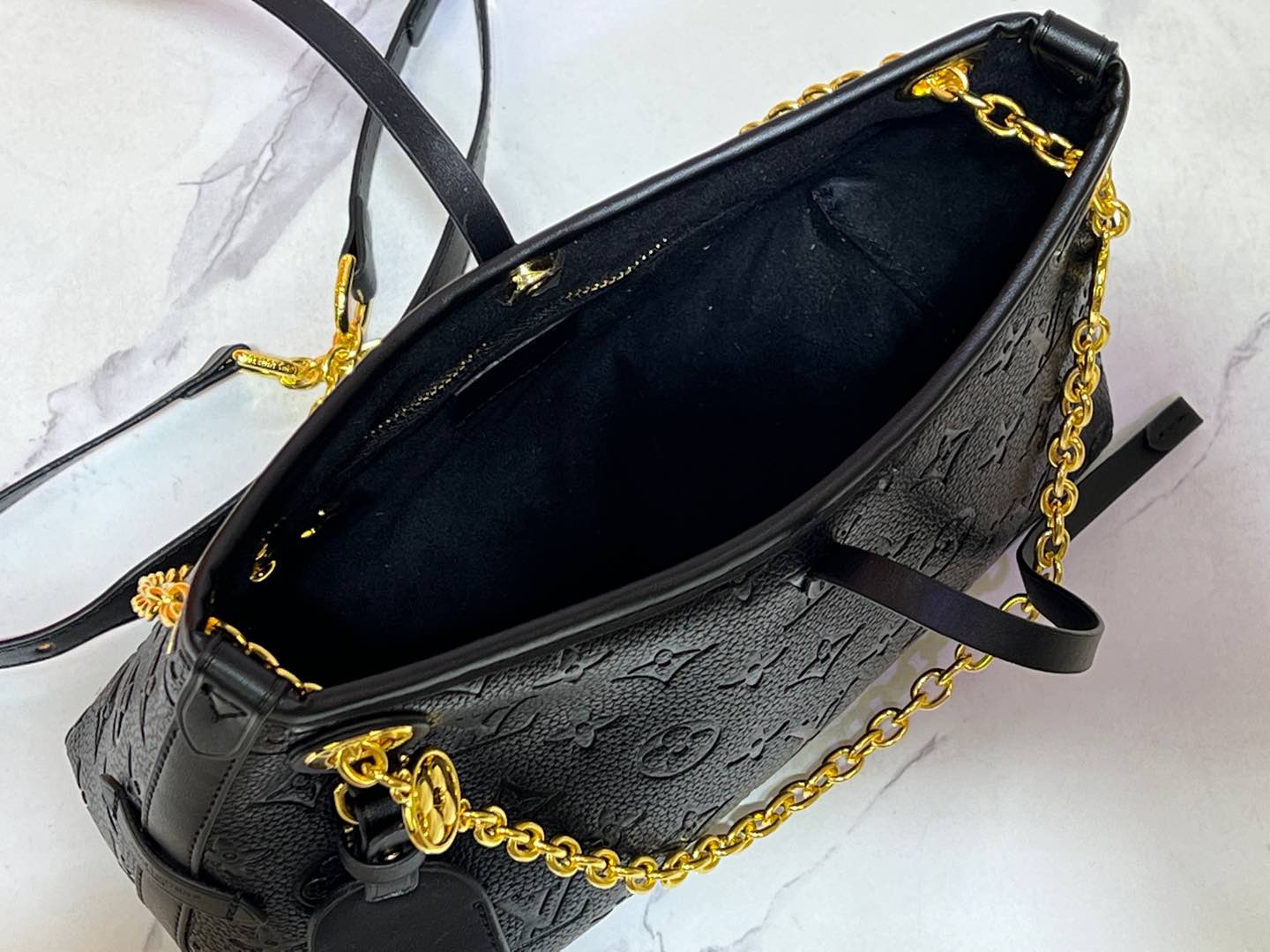 2WE33BDE Stylish leather bag