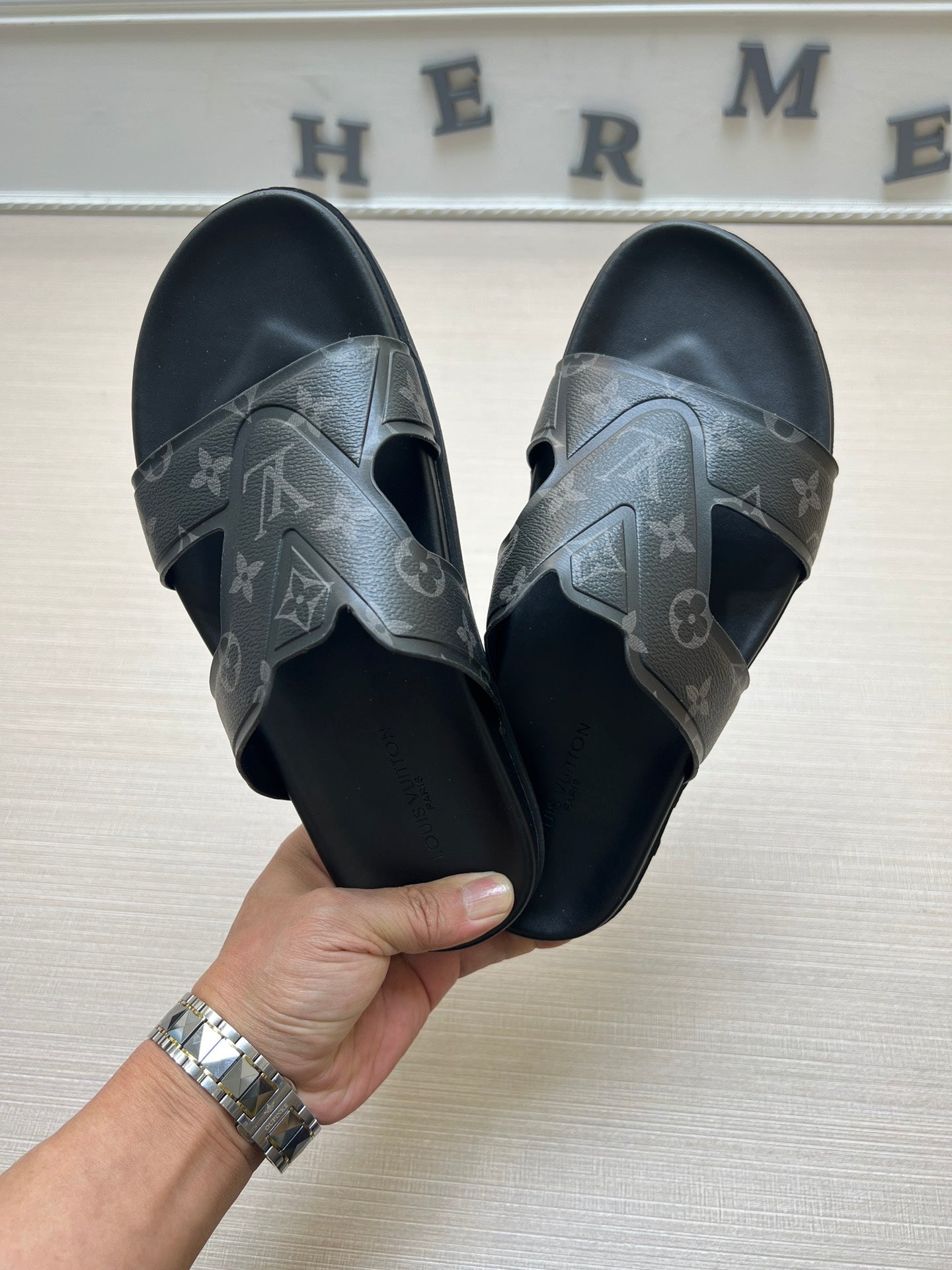 54E111ZDE Stylish slippers