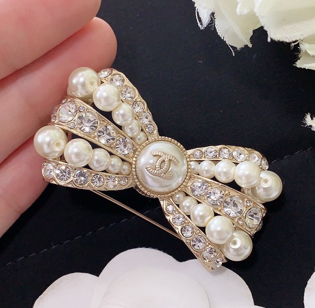 14C228XDE Stylish Brooch