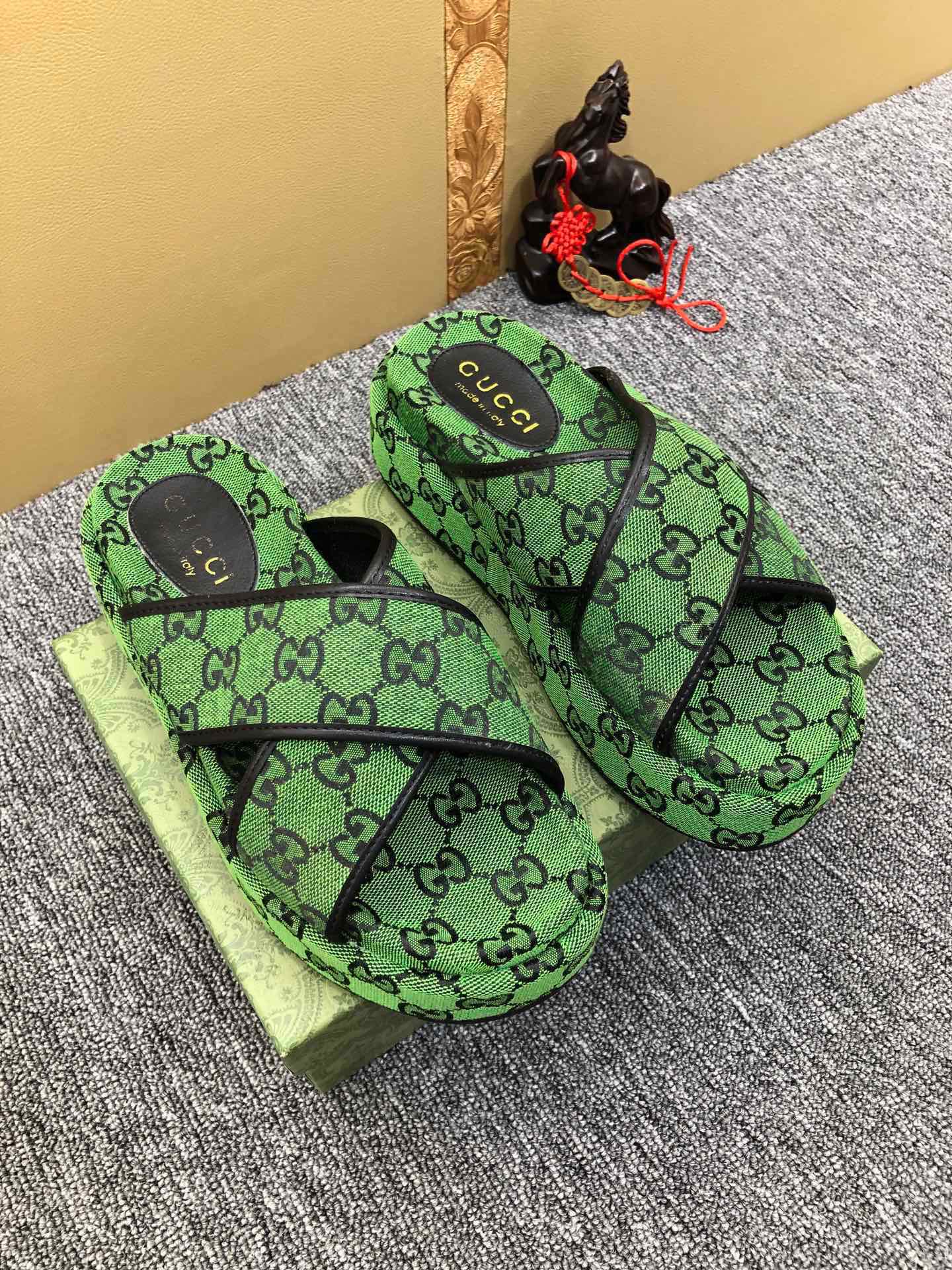 5YB69ZDE Stylish Slippers