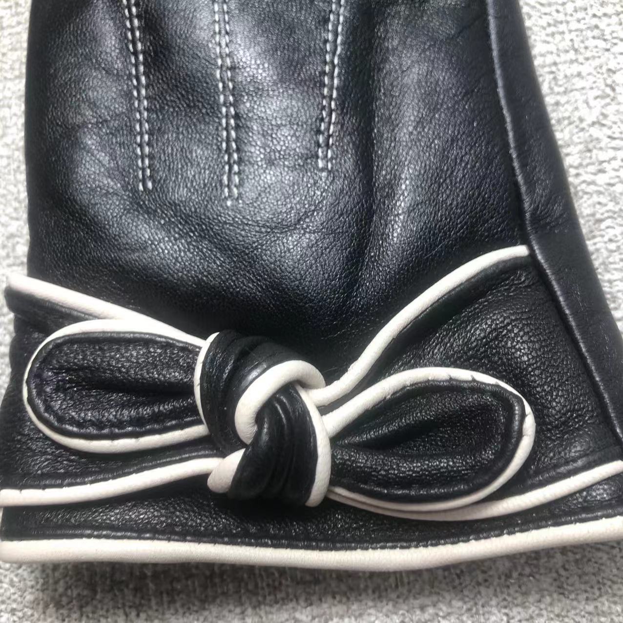 24C76SDE Stylish gloves
