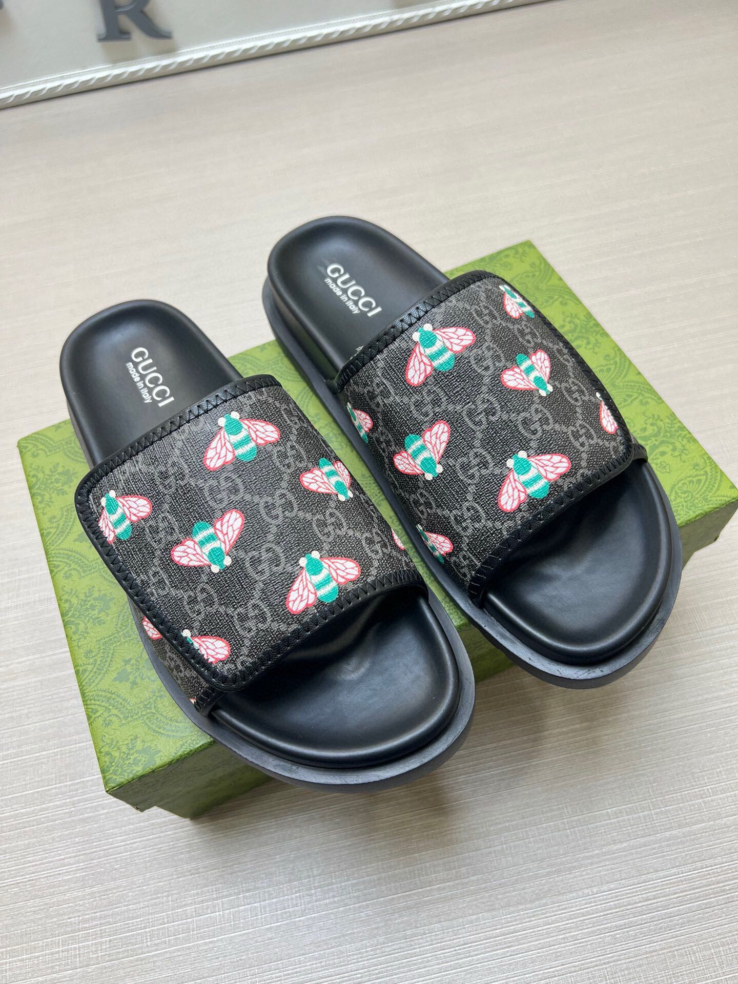 5WB240ZDE Stylish Slippers