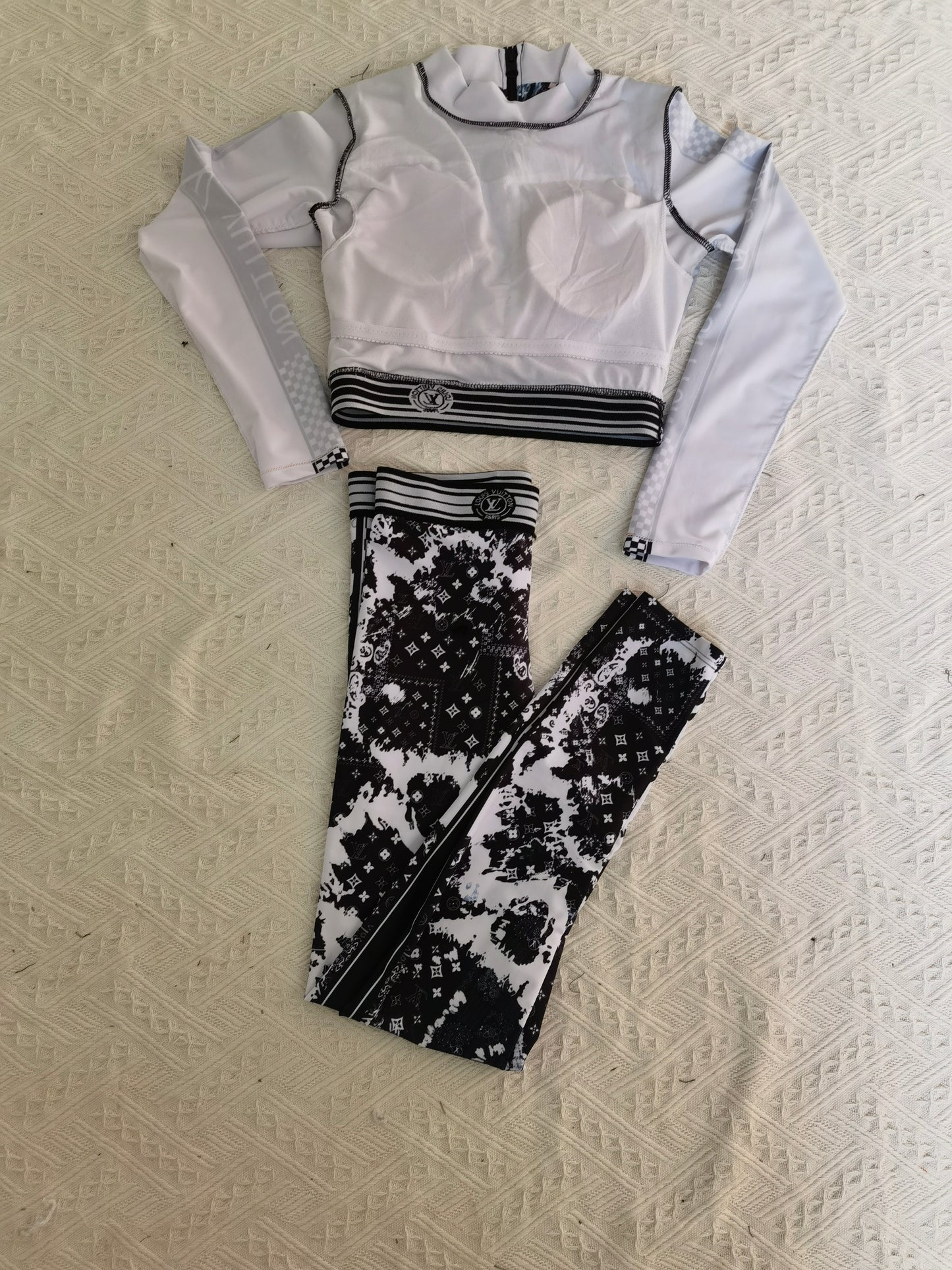 14E39YDE Stylish Long sleeve swimsuit