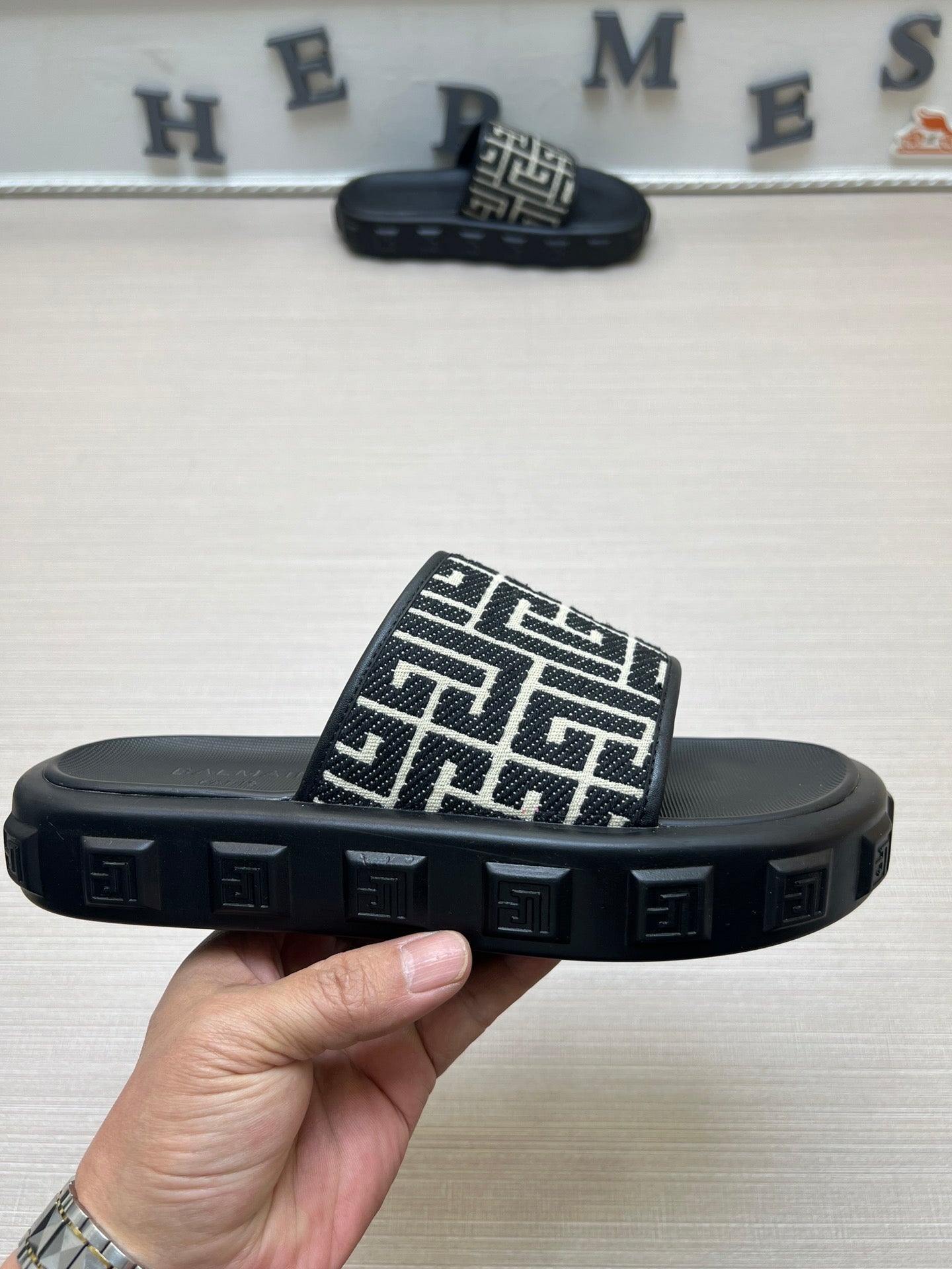54A110ZDE Stylish slippers