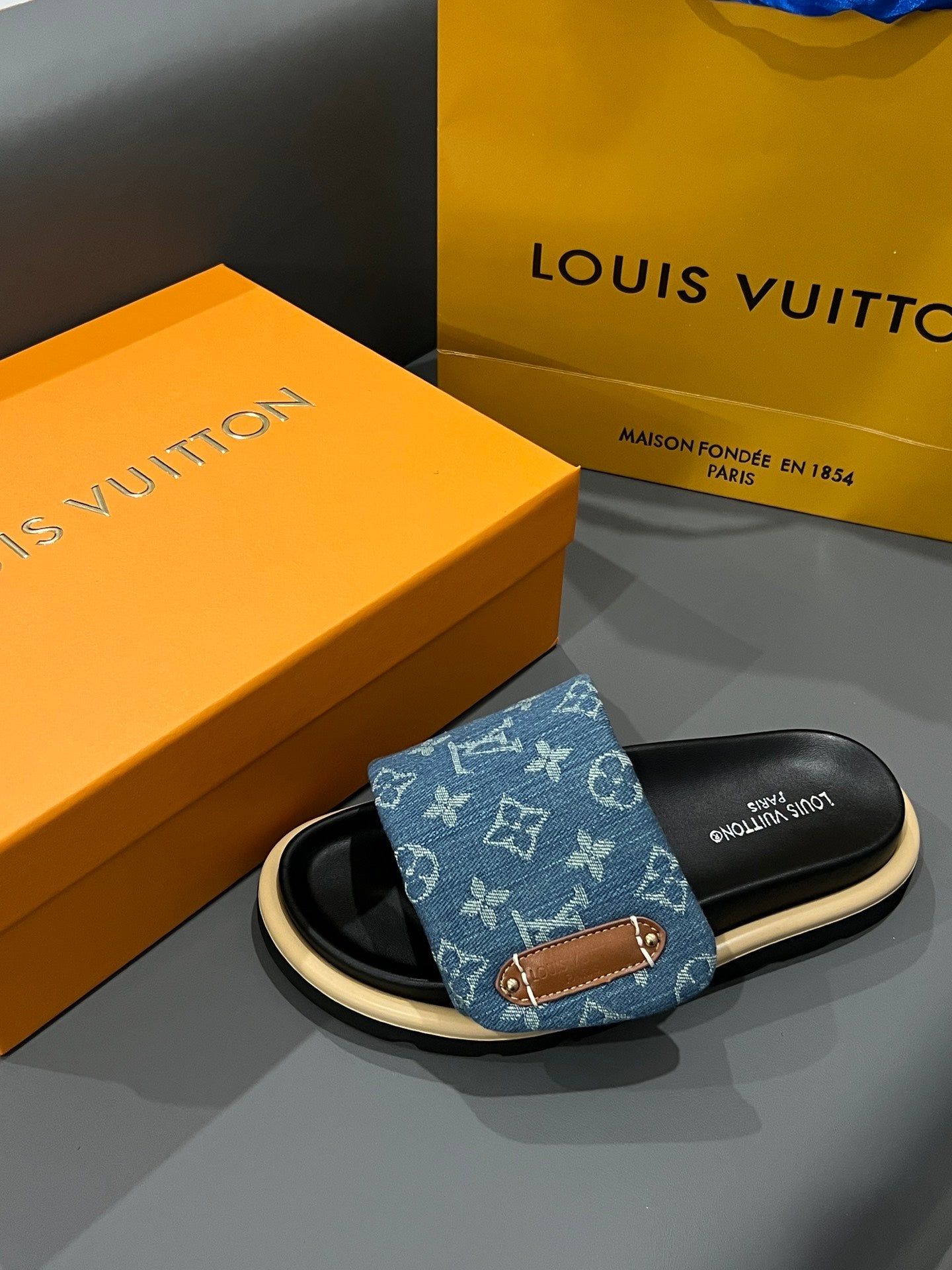 14E73ZDE Stylish Slippers