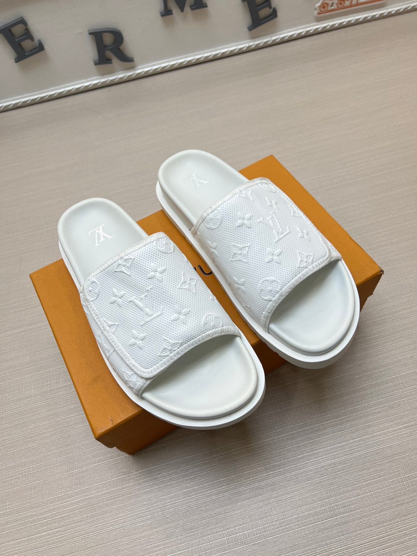 54E112ZDE Stylish slippers