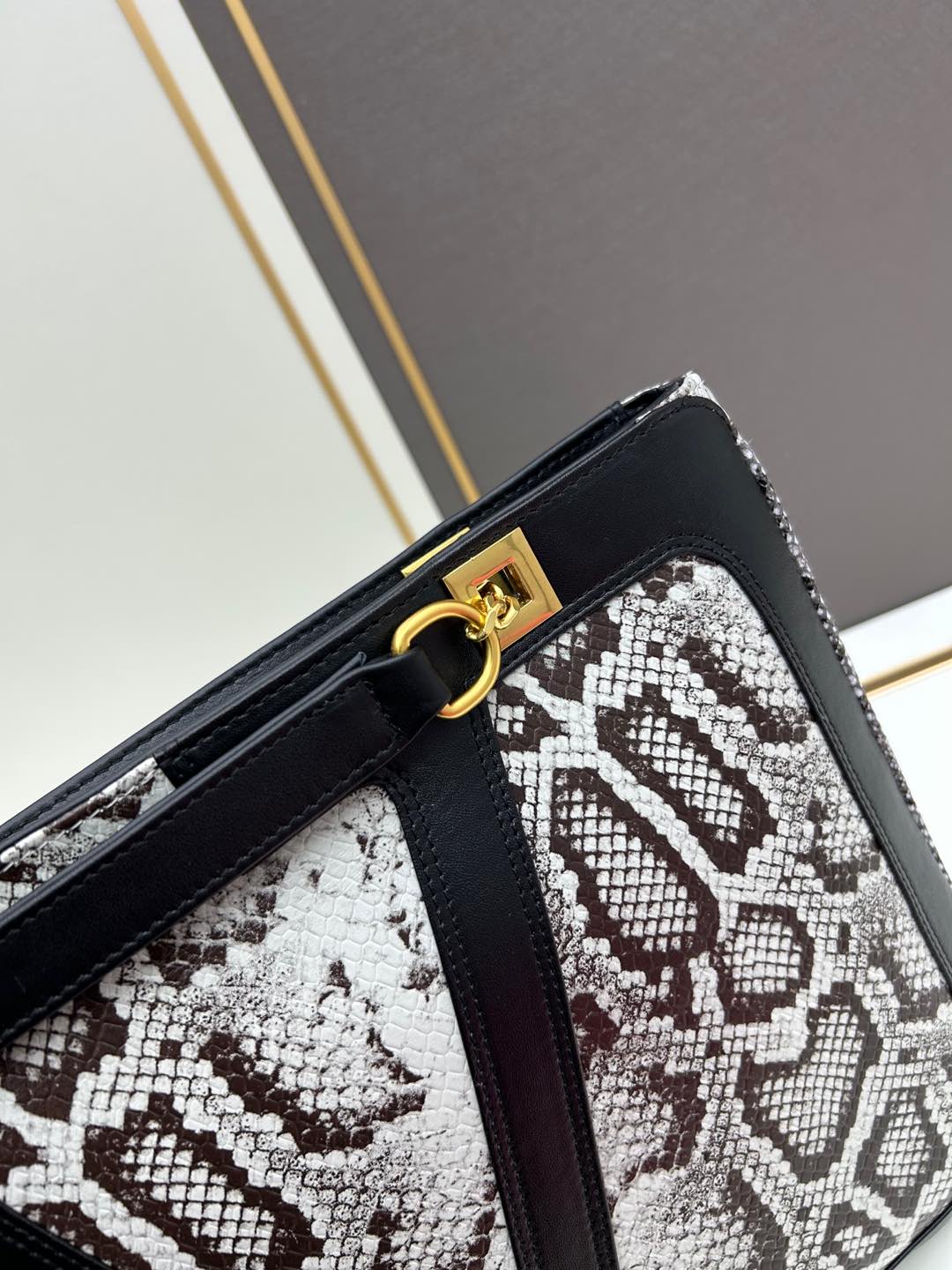 2WVL47BDE Stylish leather bag