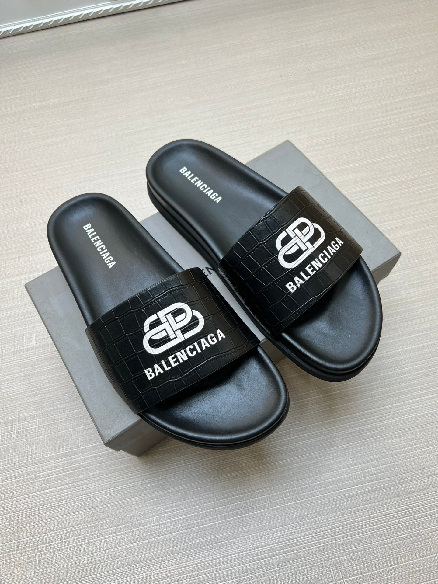 54J99ZDE Stylish slippers