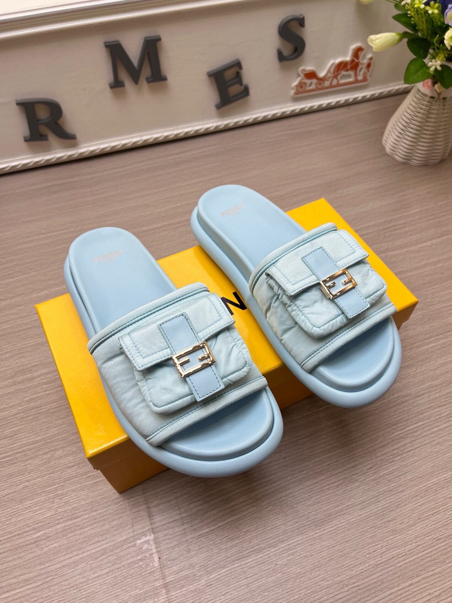 54F125ZDE Stylish slippers