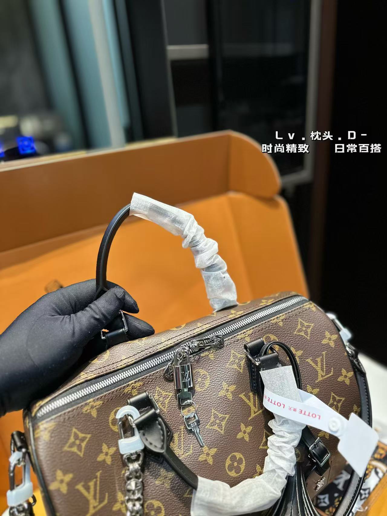 1WE22BDE Stylish leather bag