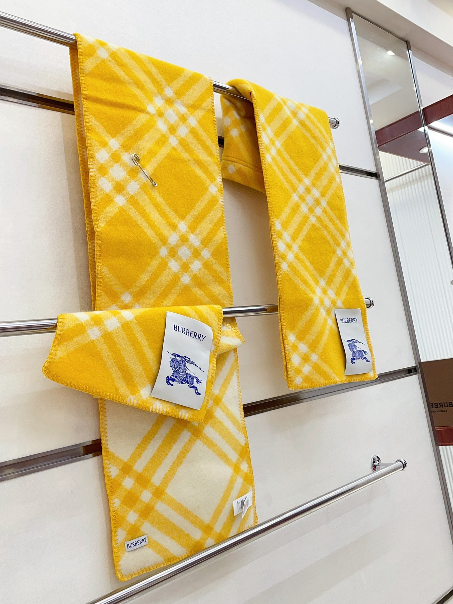 185ZR5WDE Stylish Winter Scarves