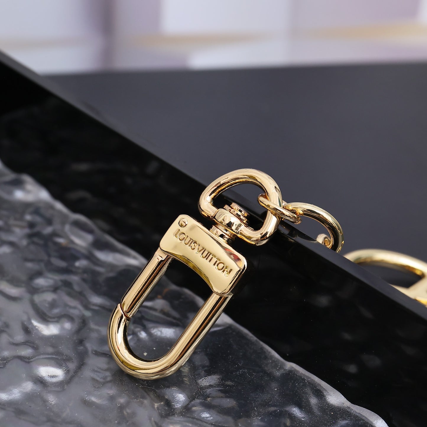 14E21ADE Stylish key closure