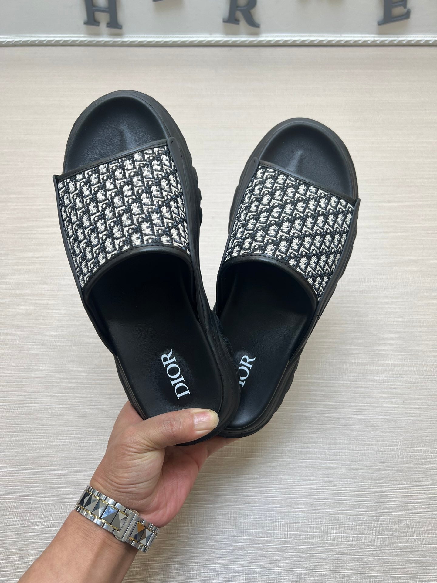 54D8ZDE Stylish slippers