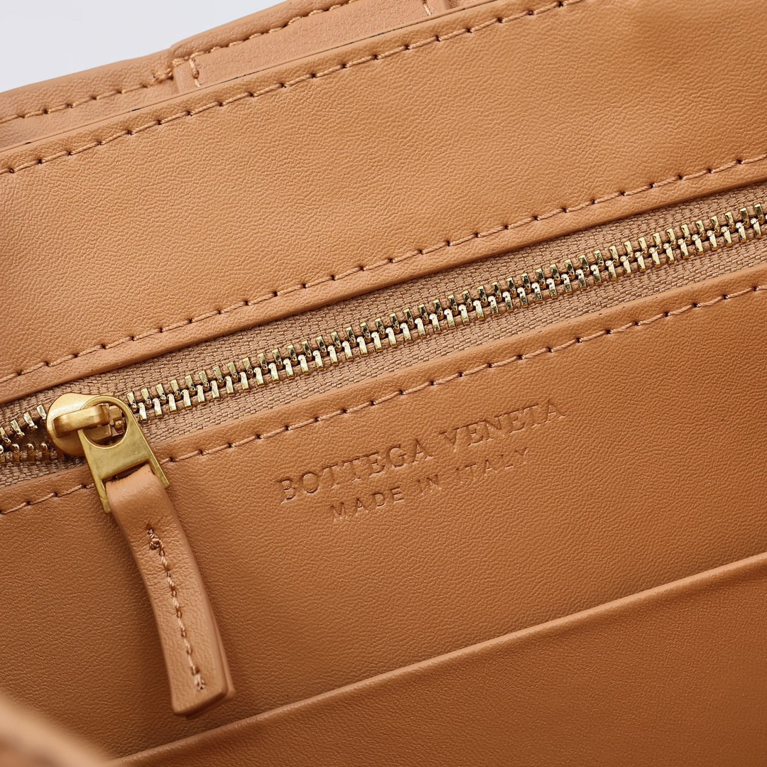 1XA81BDE Stylish leather bag