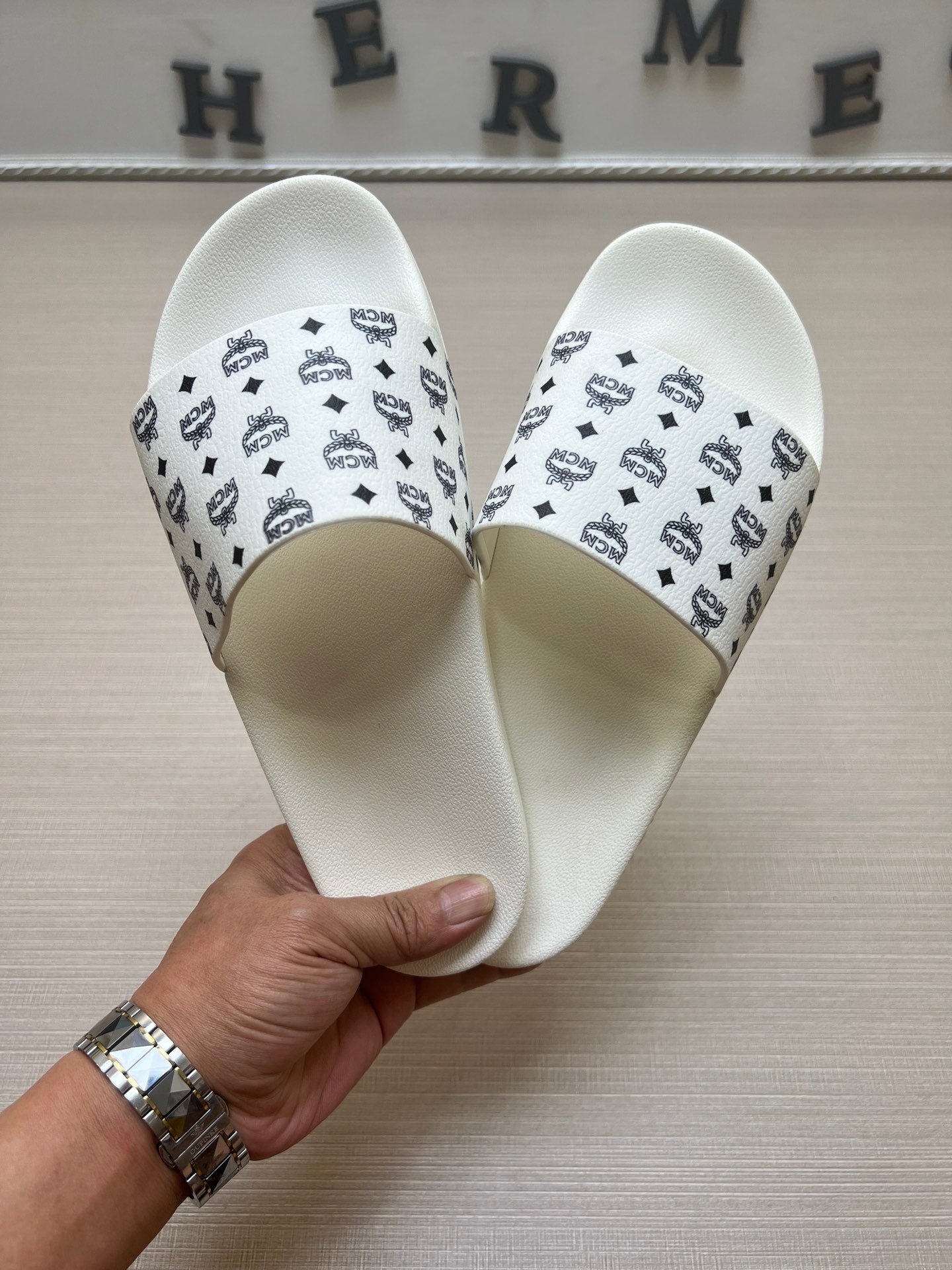 54M46ZDE Stylish slippers