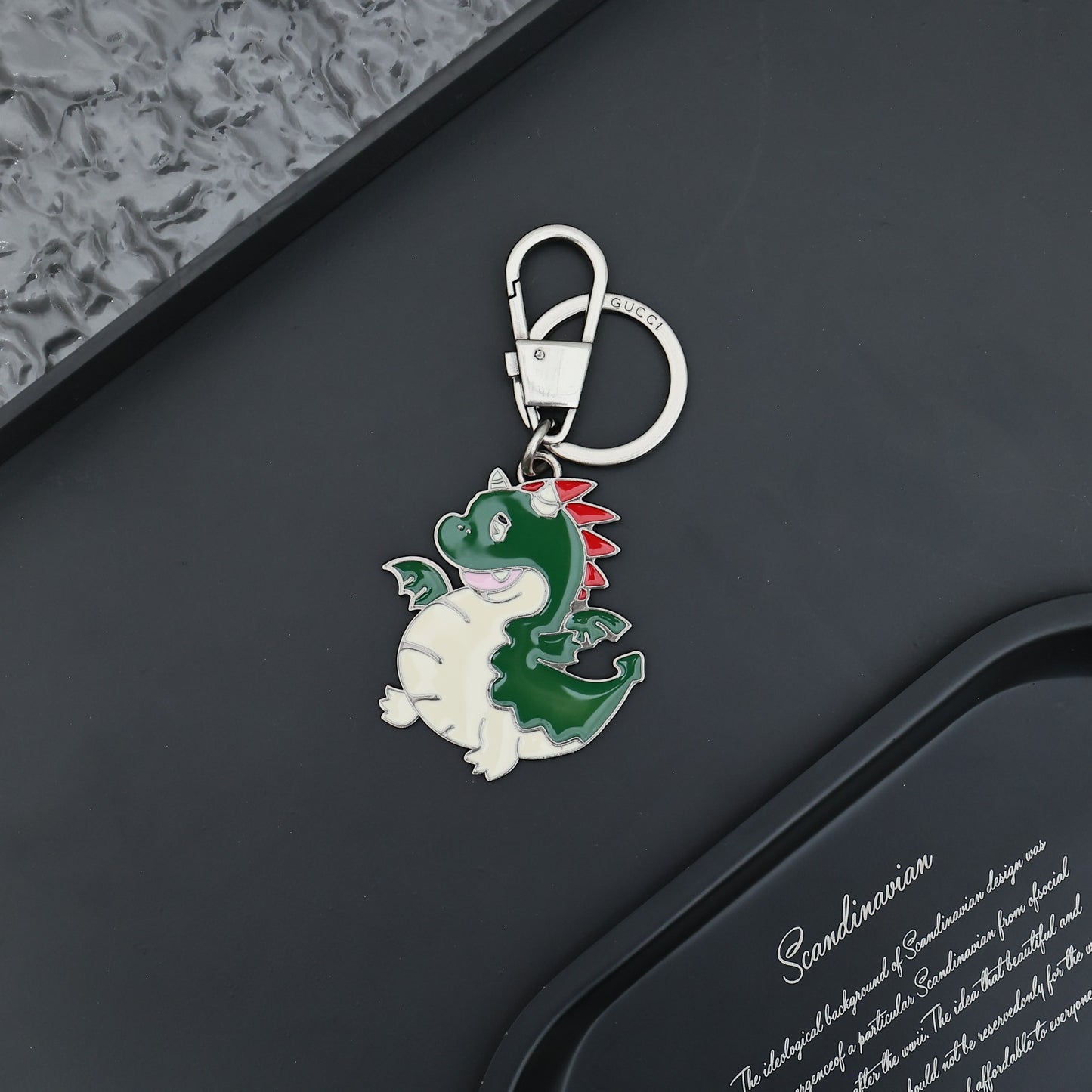 14B19ADE Stylish key closure