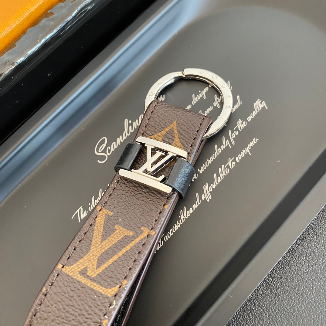 3RE2ADE Stylish key closure