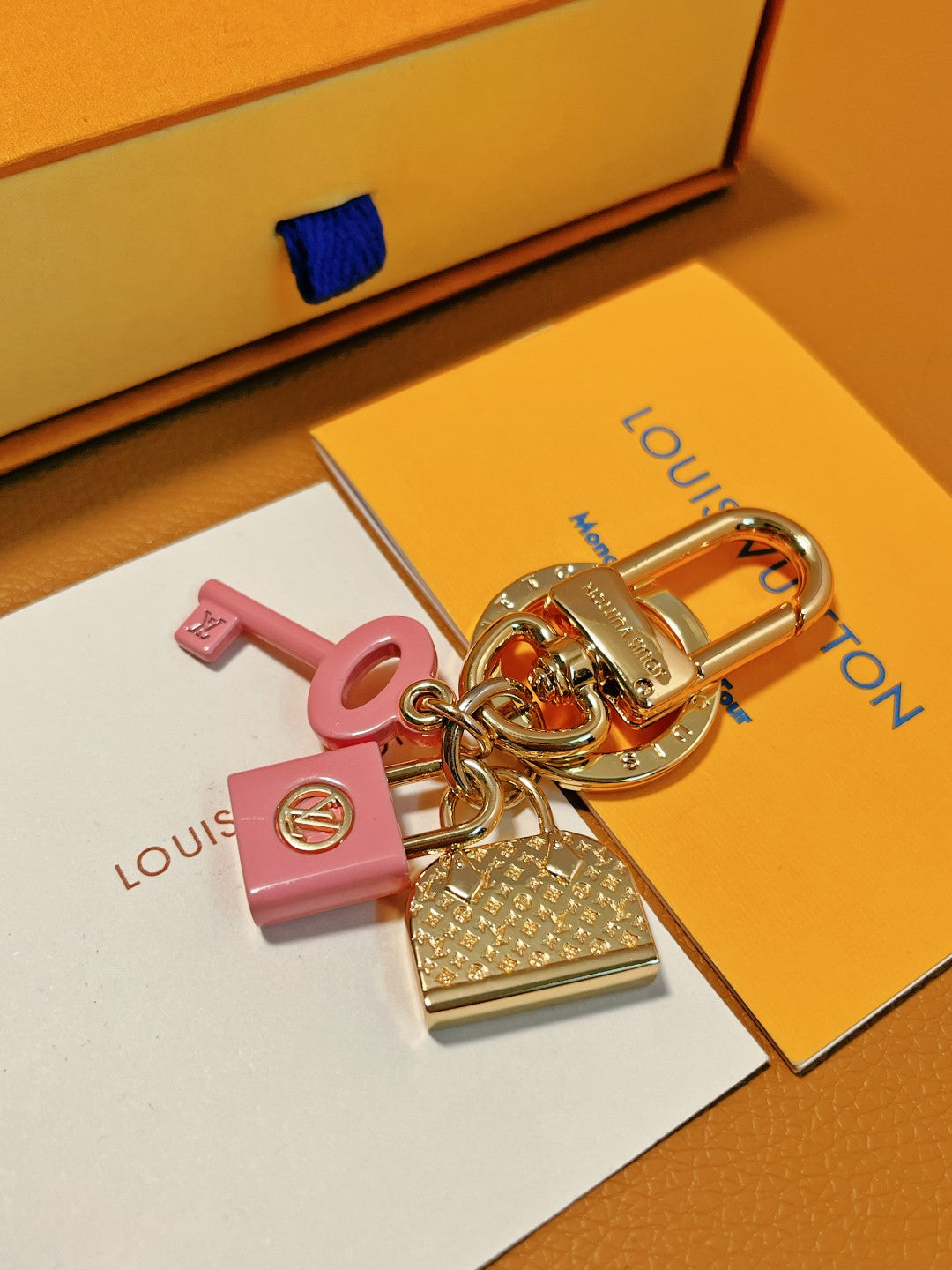14E43ADE Stylish key closure