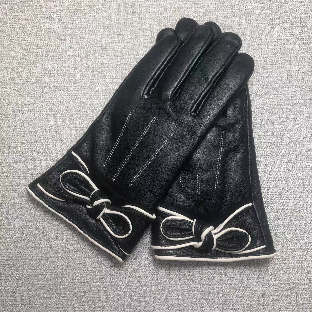 24C76SDE Stylish gloves