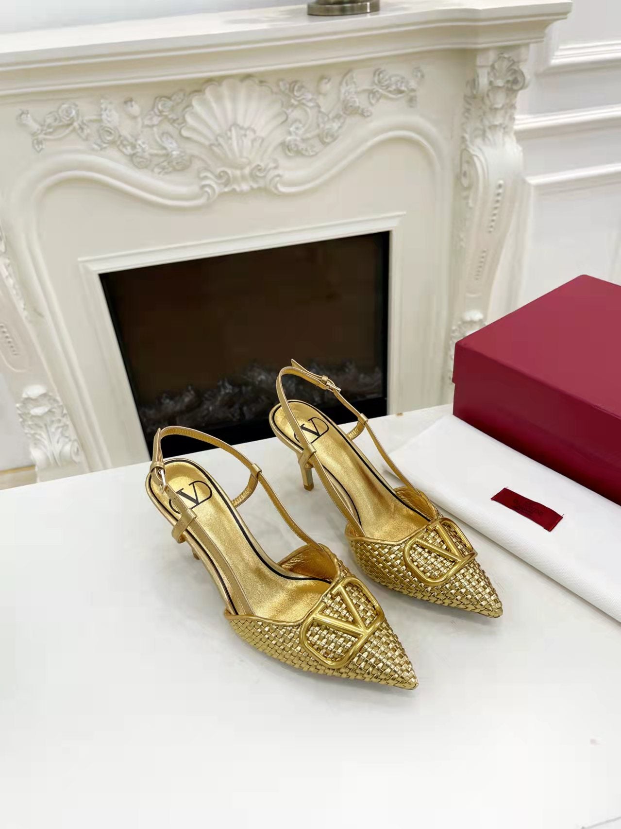 2YVL38ZDE Stylish leather  High heels