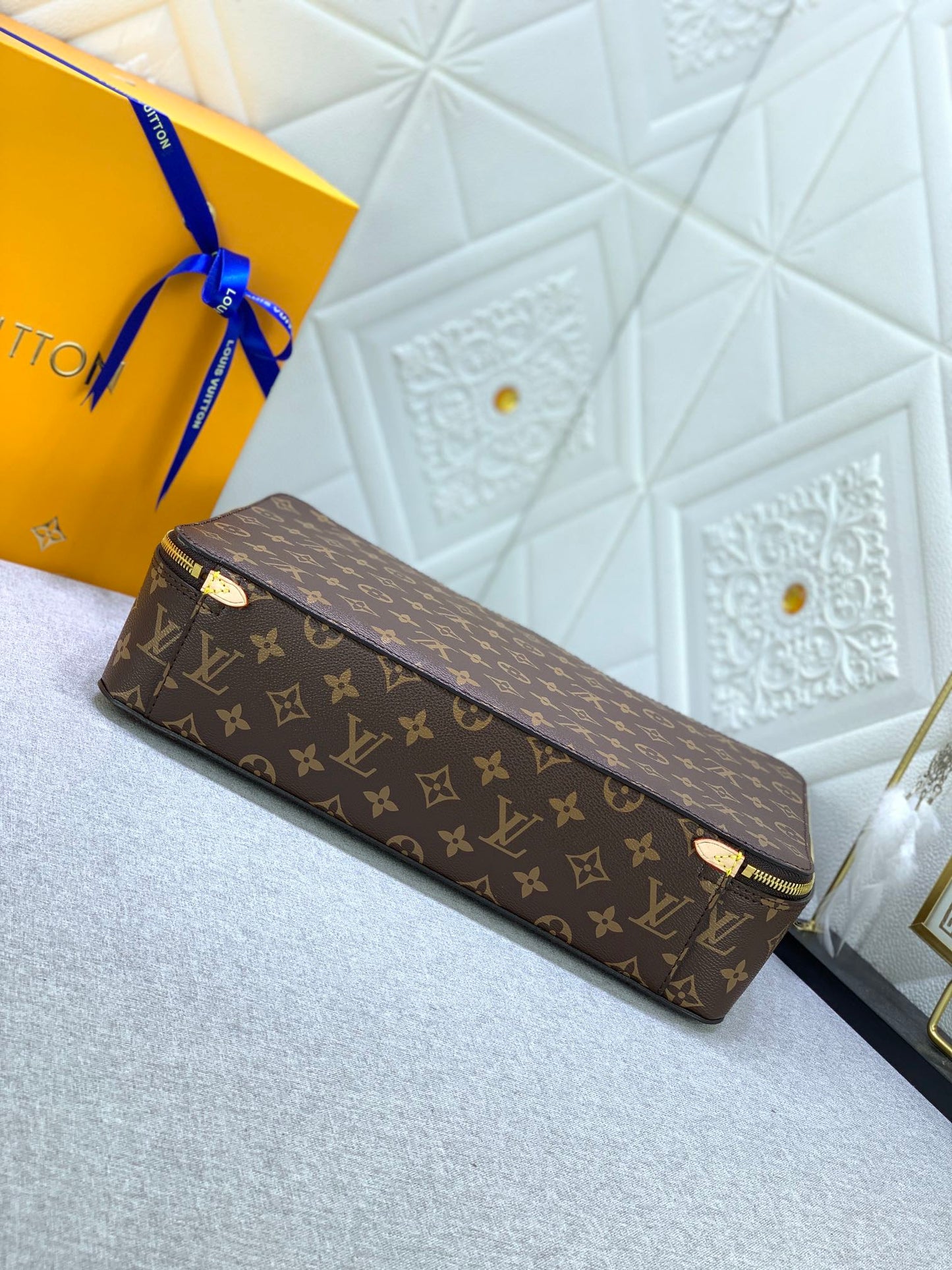 1XE272BDE Stylish leather bag 