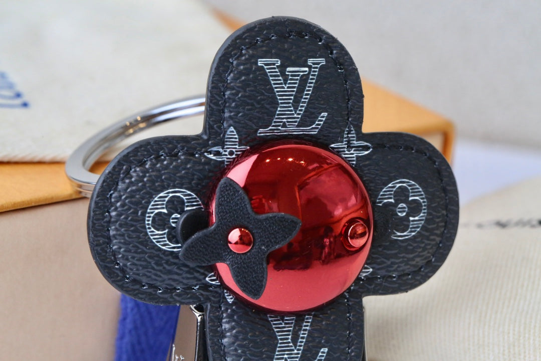 14E68ADE Stylish key closure