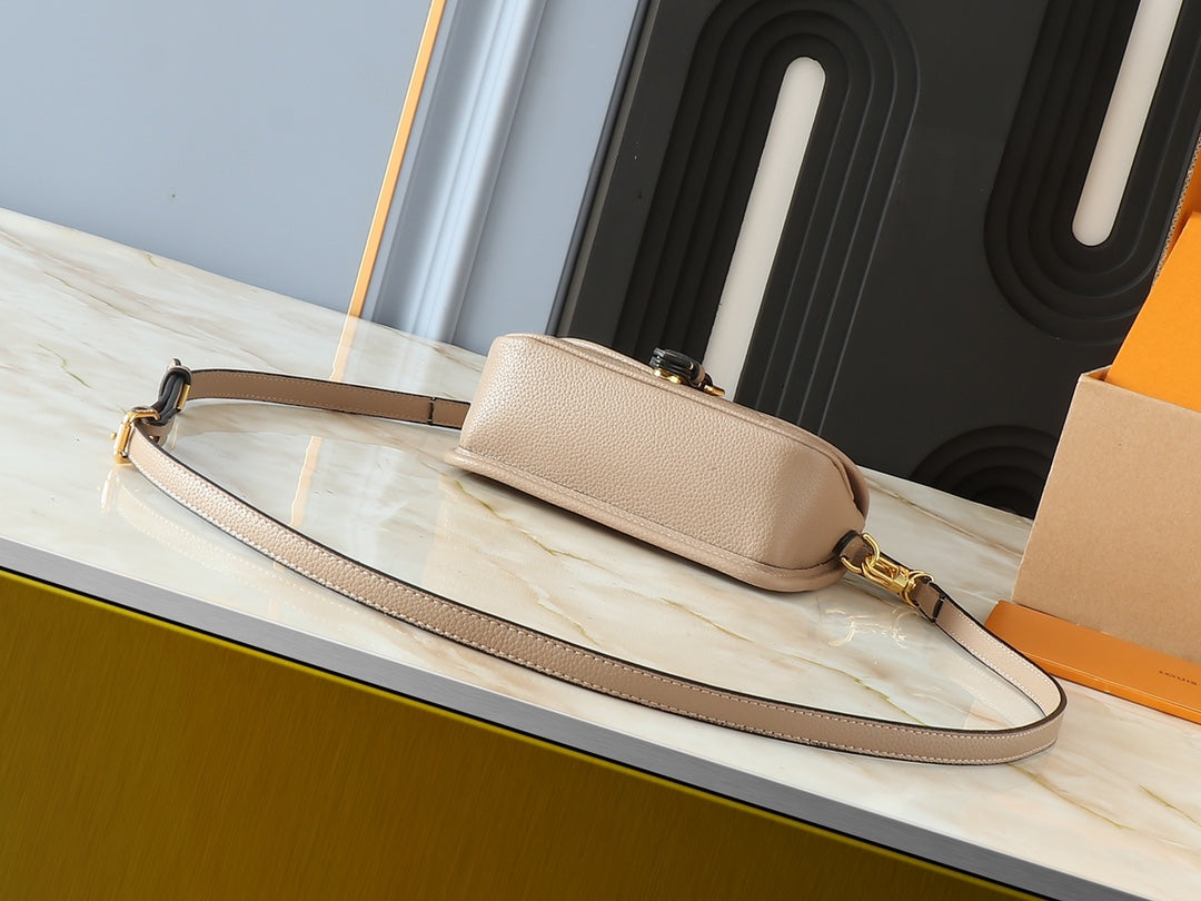 15XE3BDE Stylish leather bag