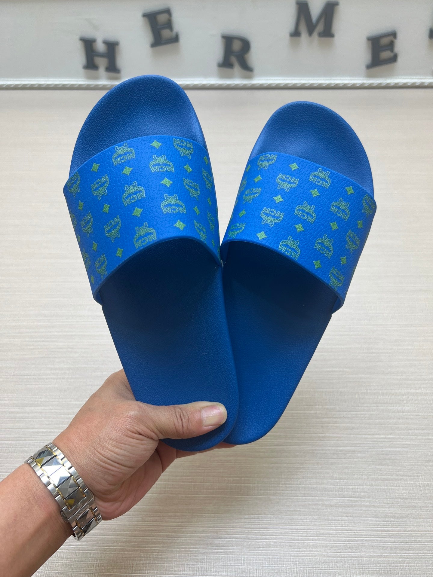 54M47ZDE Stylish slippers