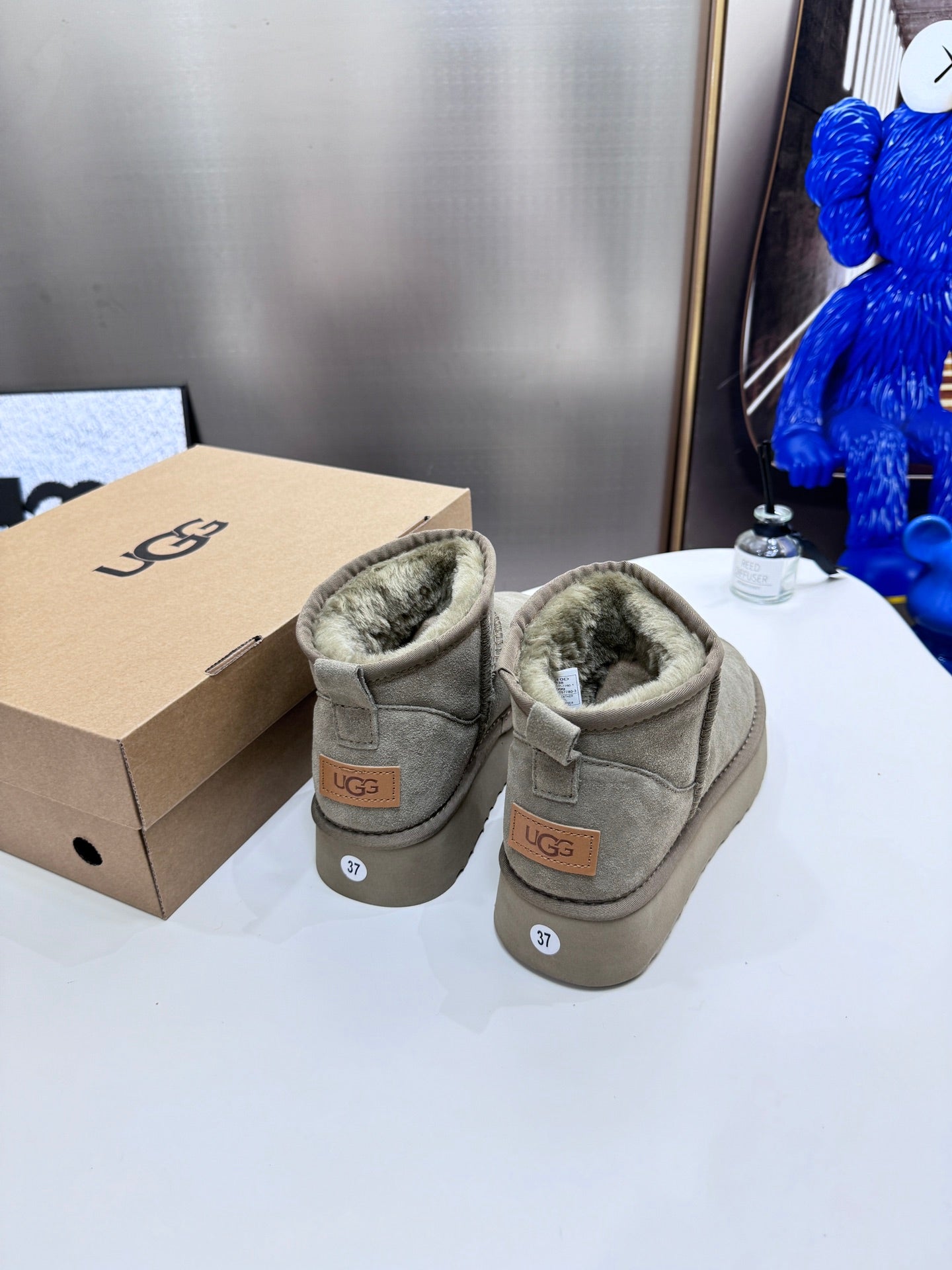 1LU9ZDE Stylish snow boots