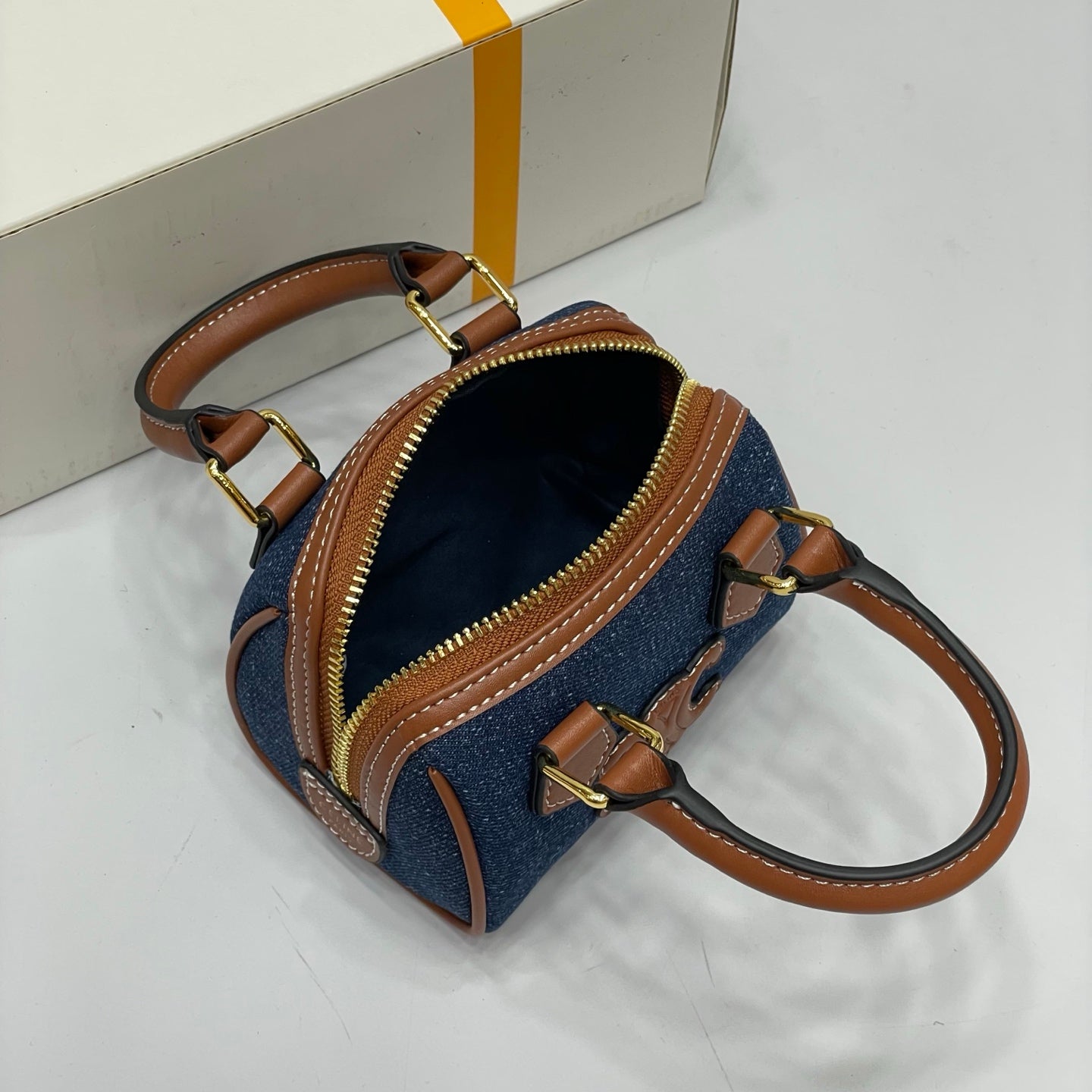 155NN27BDE Stylish leather bag