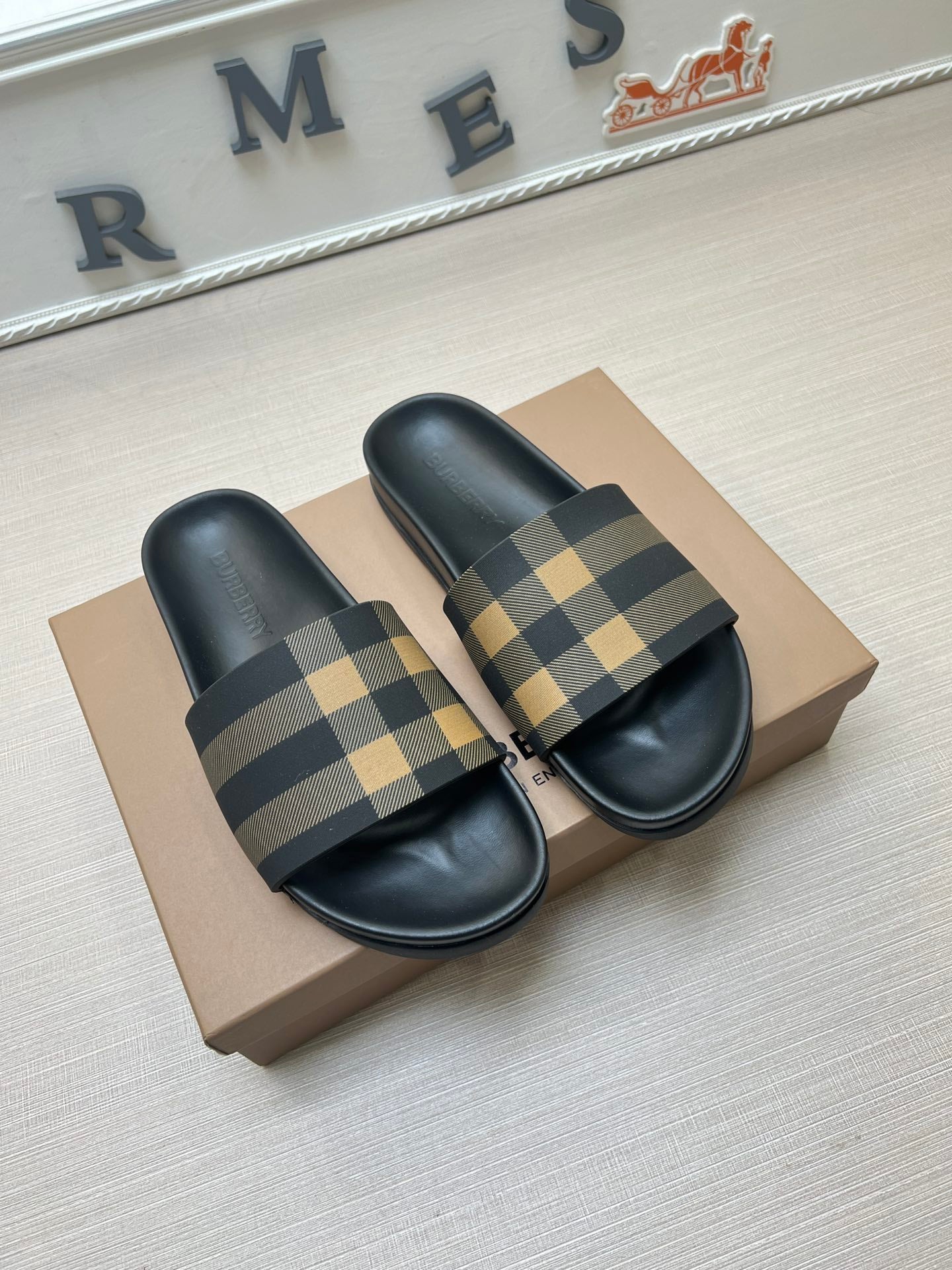 54R119ZDE Stylish slippers