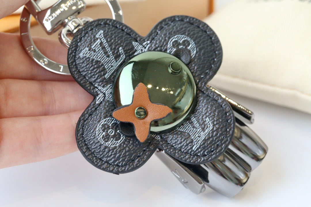14E68ADE Stylish key closure