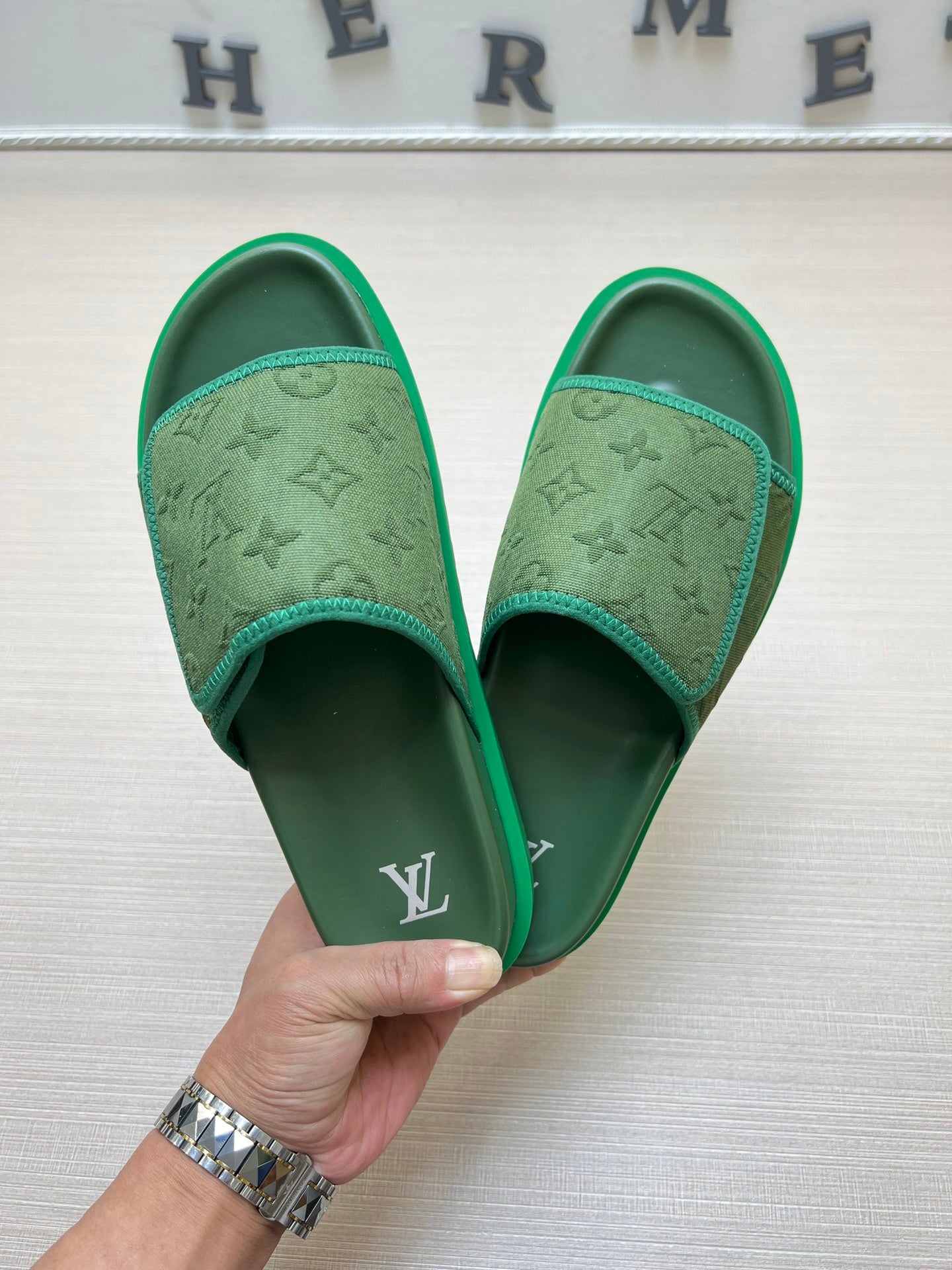 54E14ZDE Stylish slippers