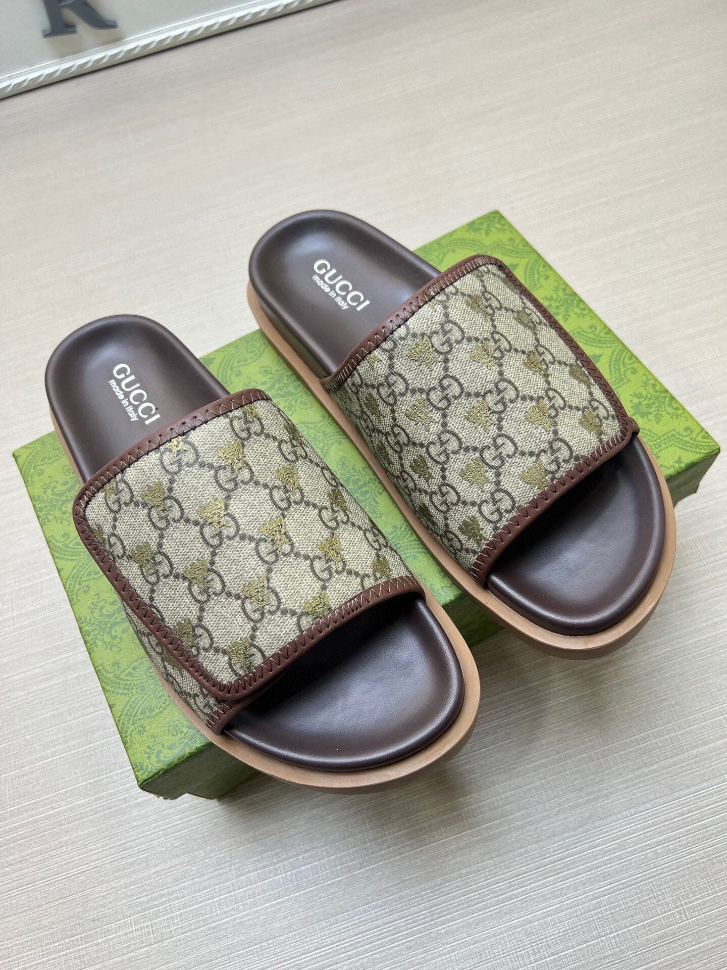 5WB240ZDE Stylish Slippers