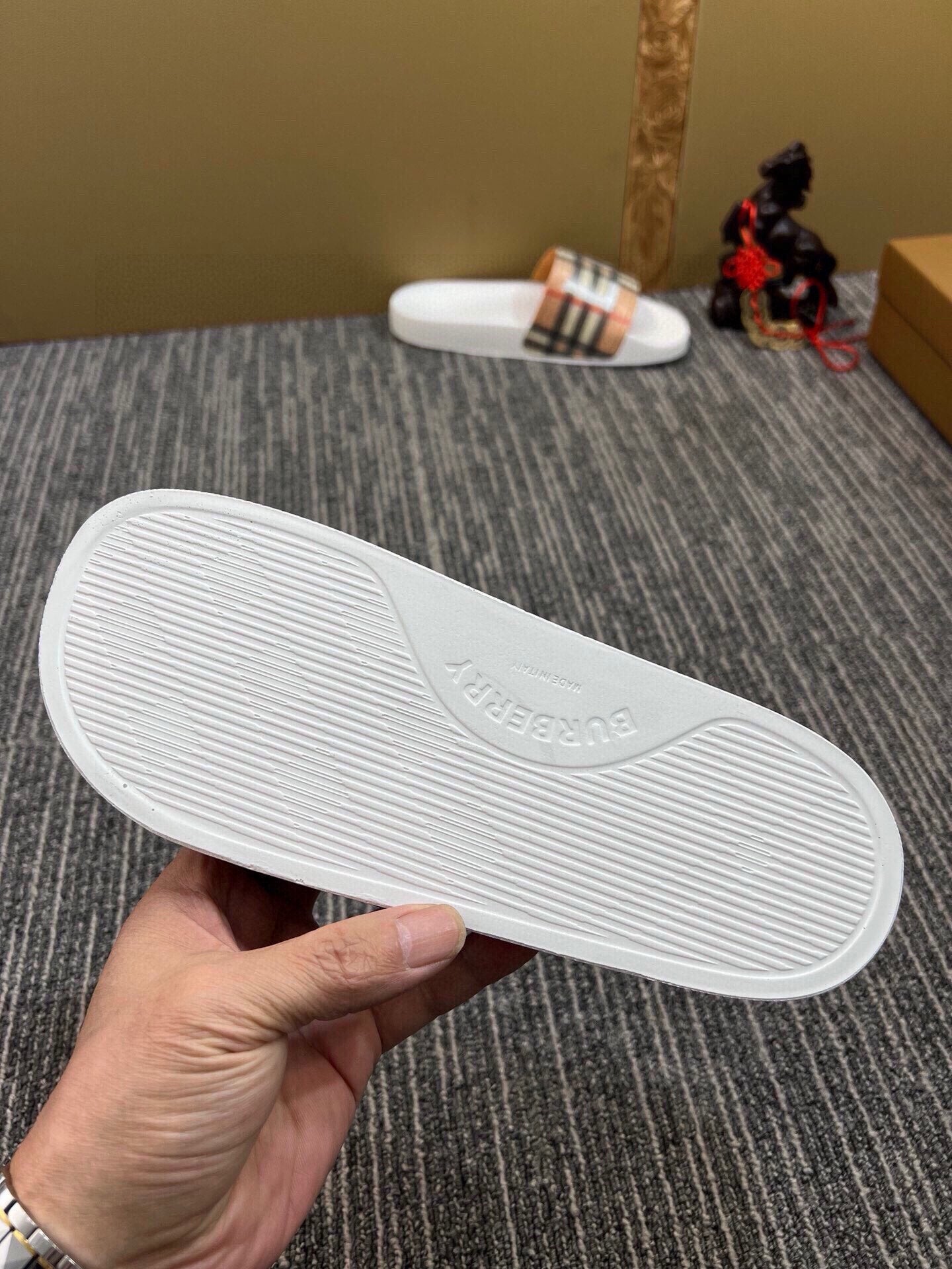 535ZR260ZDE Stylish Slippers