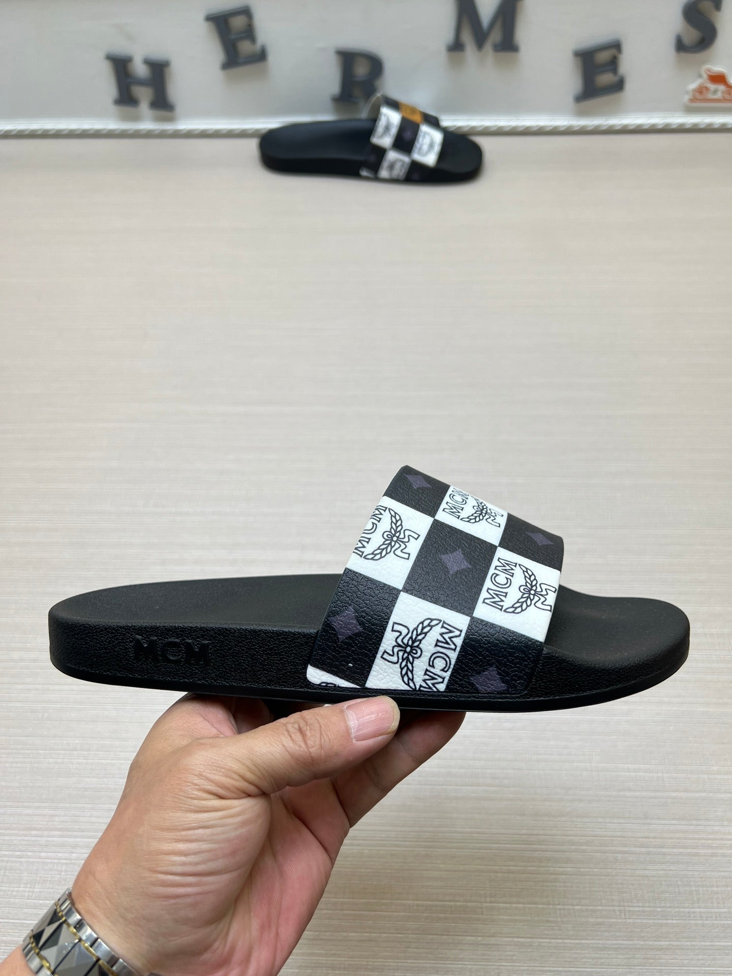 54M44ZDE Stylish slippers