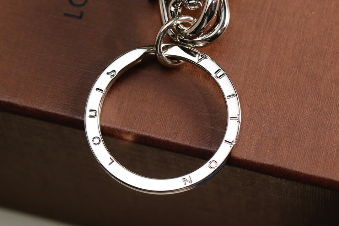 3RE28ADE Stylish key closure