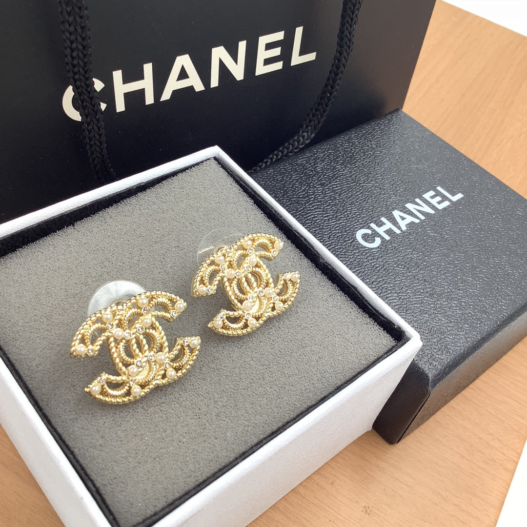 14C512EDE Stylish Earrings